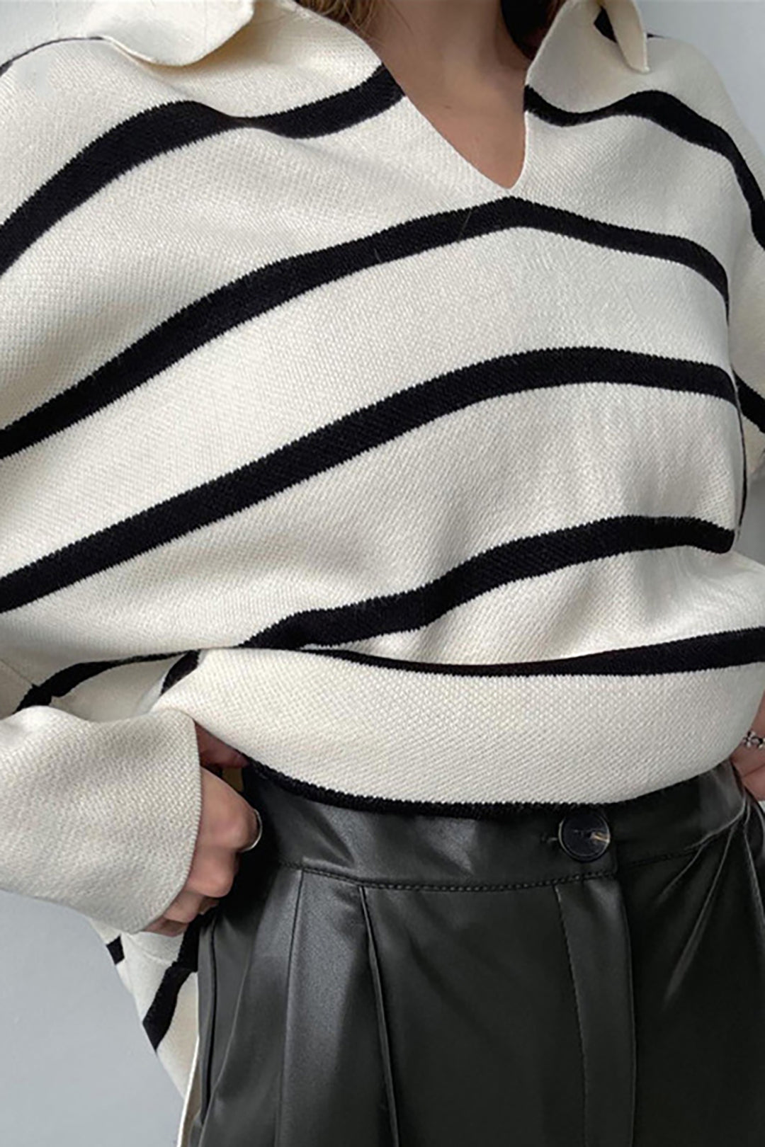 Contrast Stripe V-neck Long Sleeve Knit Top